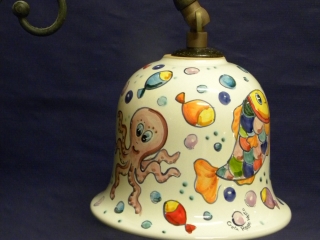 (CODICE ARTICOLO: ILL/26) Lampada da parete in ceramica, dipinta a mano, con decoro "pesci".Tecnica: maiolica